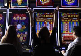 Dealer Monopoly Live memutar roda raksasa dengan segmen-segmen berwarna di platform alexiztogel